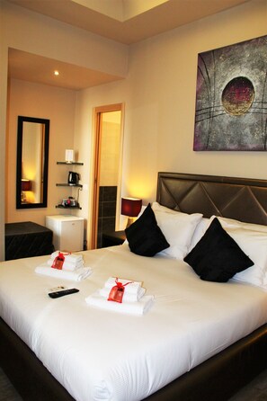 Deluxe Double Room | Minibar, in-room safe, individually decorated, individually furnished - Luxury Sistina Suite (Rome)