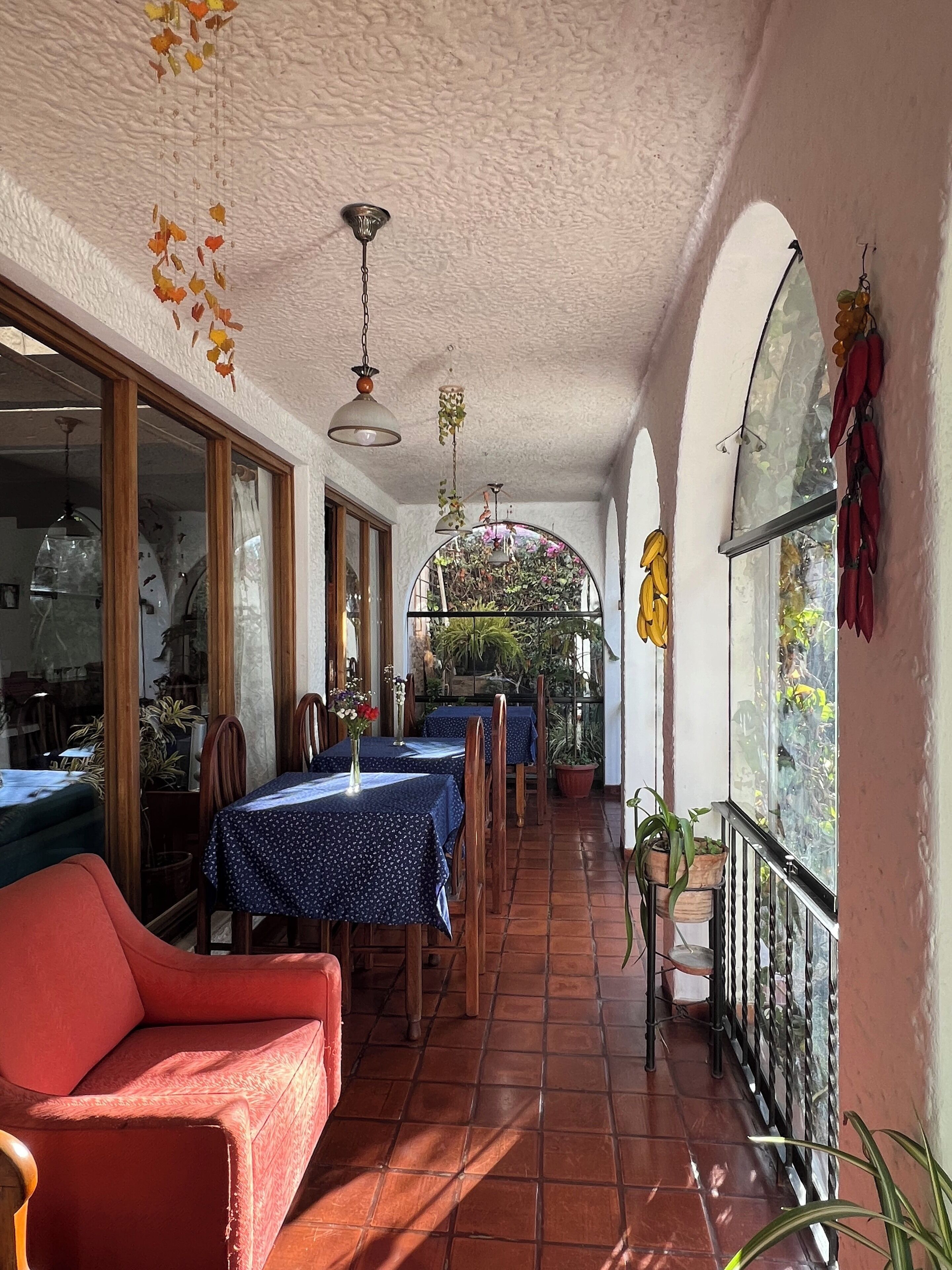 20-英寸纯平电视 （配备有线频道）、电视