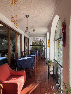 Télévision à écran plat de 20 pouces avec chaînes par câble, télévision