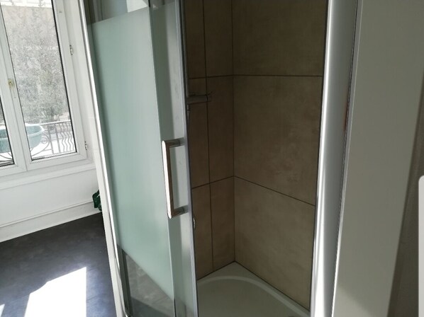 Asciugamani, sapone, shampoo, carta igienica