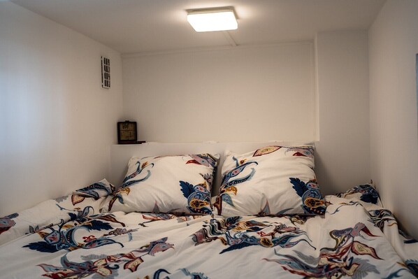 A bedroom with a bed featuring a colorful, patterned bedspread. - Rent apartment located in the Residence les Hauts Lieux (TIGNES)
