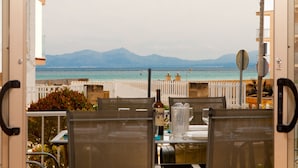 Un espace repas offrant une vue sur la mer et les montagnes.