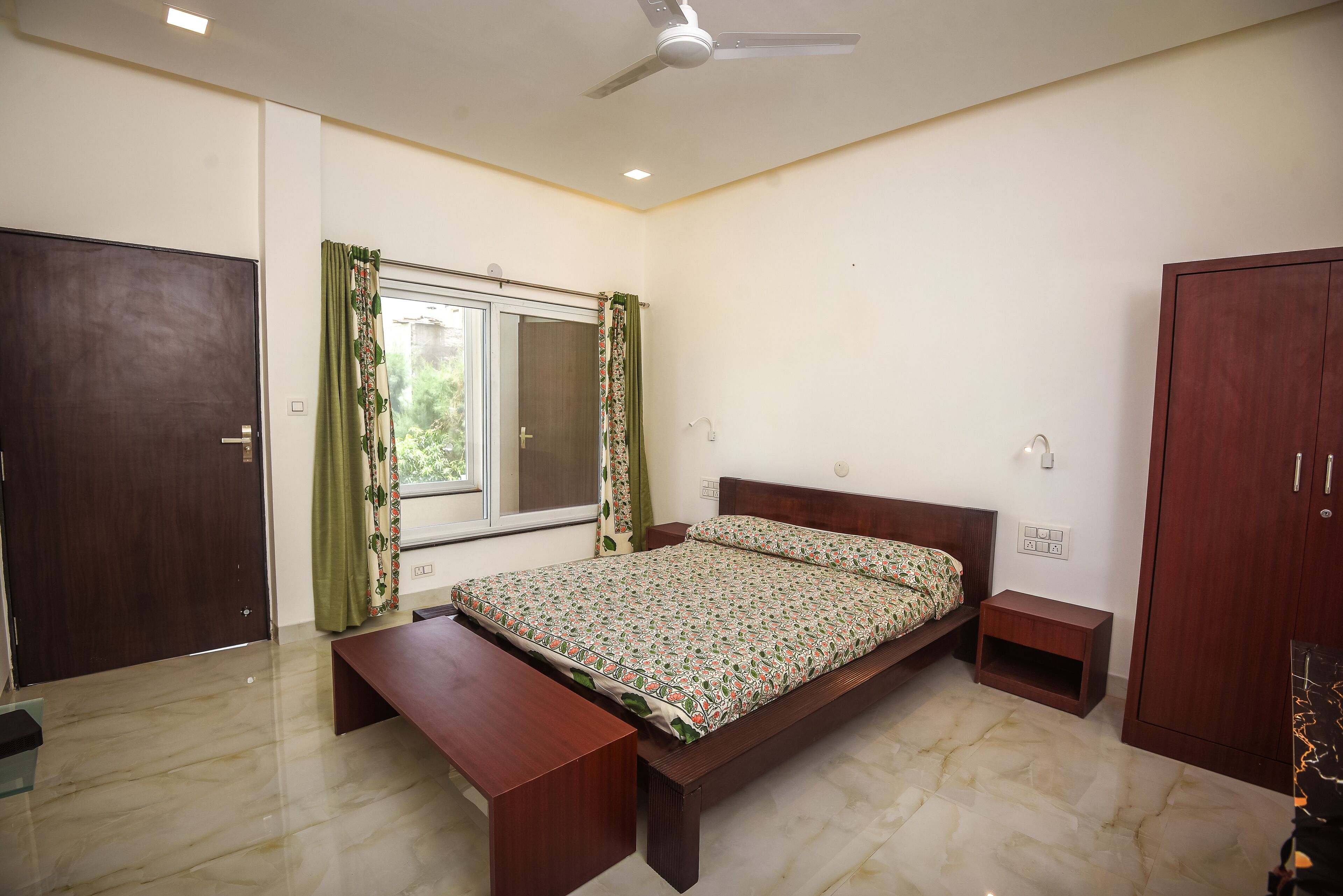 4 habitaciones, tabla de planchar con plancha, wifi y ropa de cama 