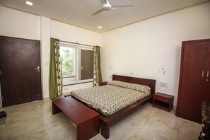 4 habitaciones, tabla de planchar con plancha, wifi y ropa de cama 