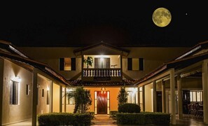 Facciata della struttura - sera/notte