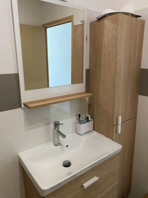 Dusj, hårføner og håndklær