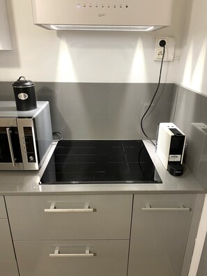 Kjøleskap, mikrobølgeovn, ovn og kokeplater