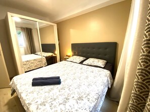 1 dormitorio, tabla de planchar con plancha, wifi y ropa de cama