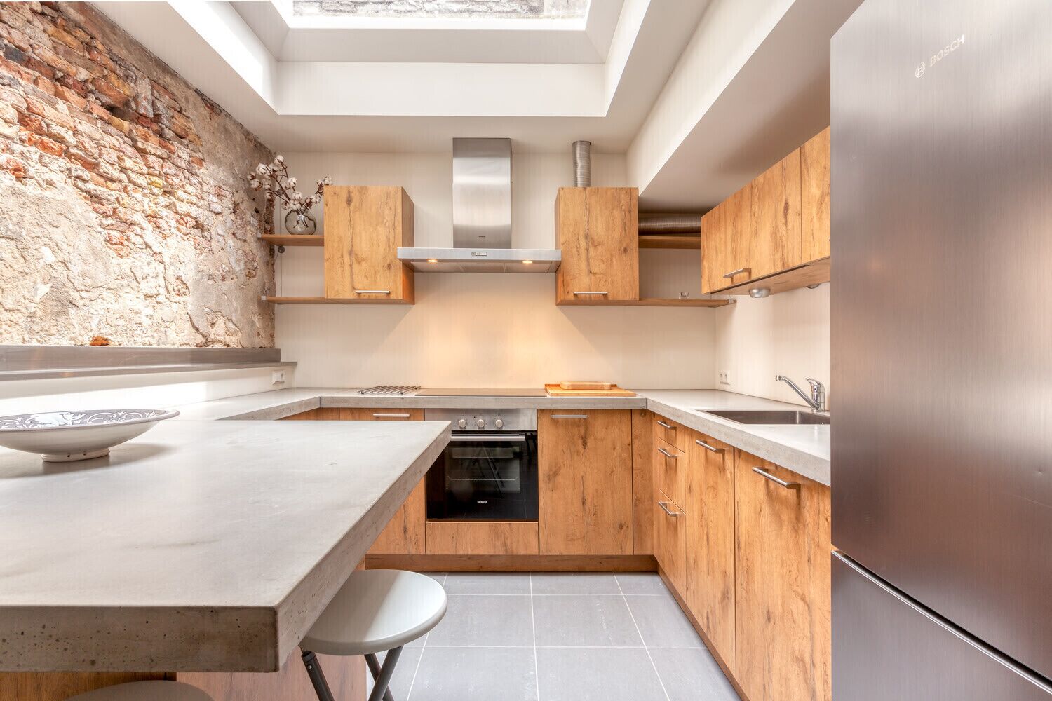 Een koelkast, een oven, een vaatwasser, een broodrooster