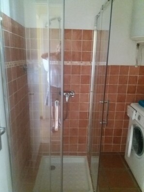 Sèche-cheveux, papier toilette