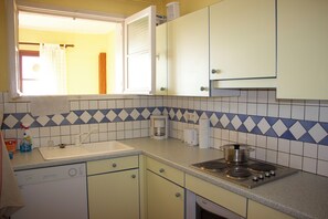 Een koelkast, een oven, een kookplaat, een vaatwasser