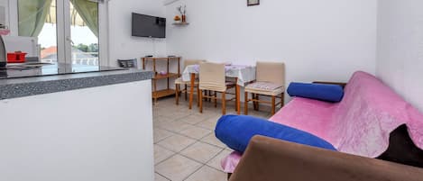 Appartement (A2) | Cuisine privée | Réfrigérateur, four à micro-ondes, surface de cuisson