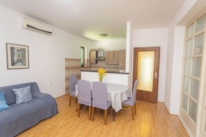 Apartment (A2) | Living room - Apartments Near Hangar Beach (Vodice)