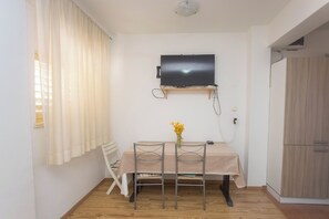 Departamento (A1) | Cocina privada | Refrigerador, horno, parrilla de estufa y tetera eléctrica