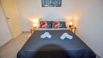 Iron/ironing board, bed sheets