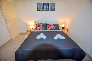 Iron/ironing board, bed sheets