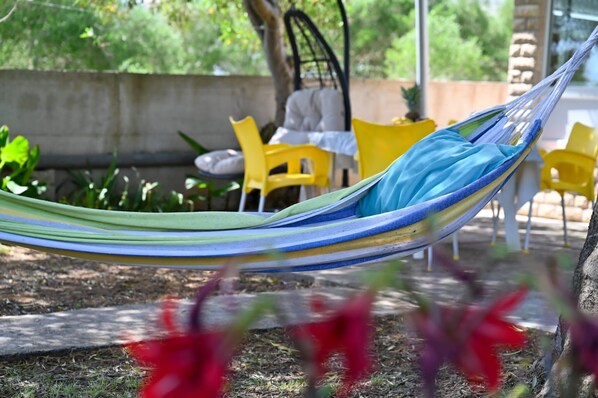 Iron/ironing board, bed sheets