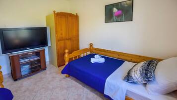 Iron/ironing board, bed sheets