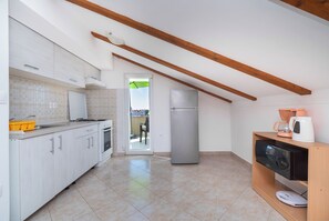 Apartment (A1) | Eigene Küche | Kühlschrank, Mikrowelle, Ofen, Herdplatte