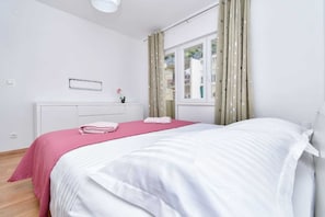 Apartamento (A1) | Escrivaninha, ferros/tábuas de passar roupa, Wi-Fi de cortesia