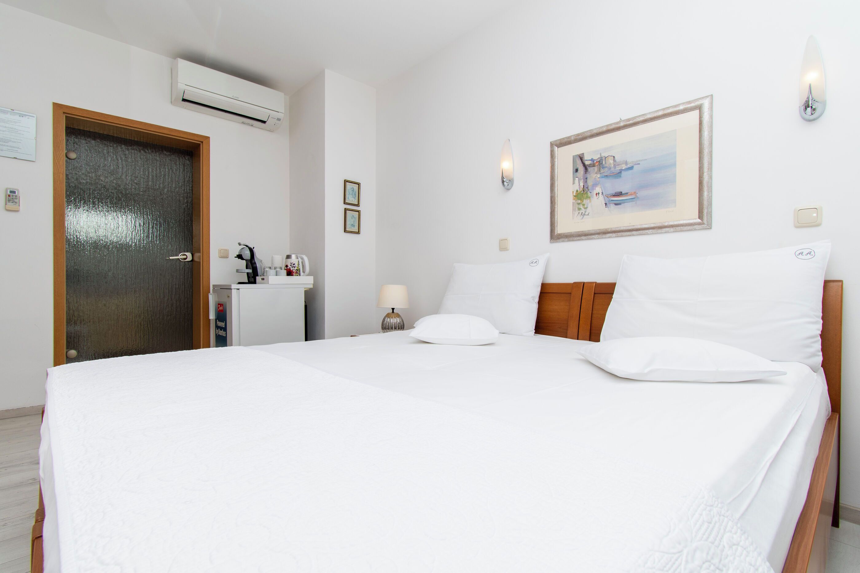 Room (S2) | In-room safe, free WiFi