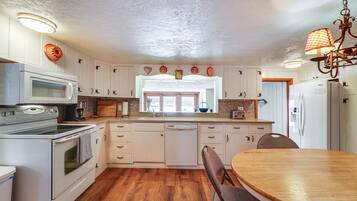 Geladeira, micro-ondas, cooktop, lava-louças