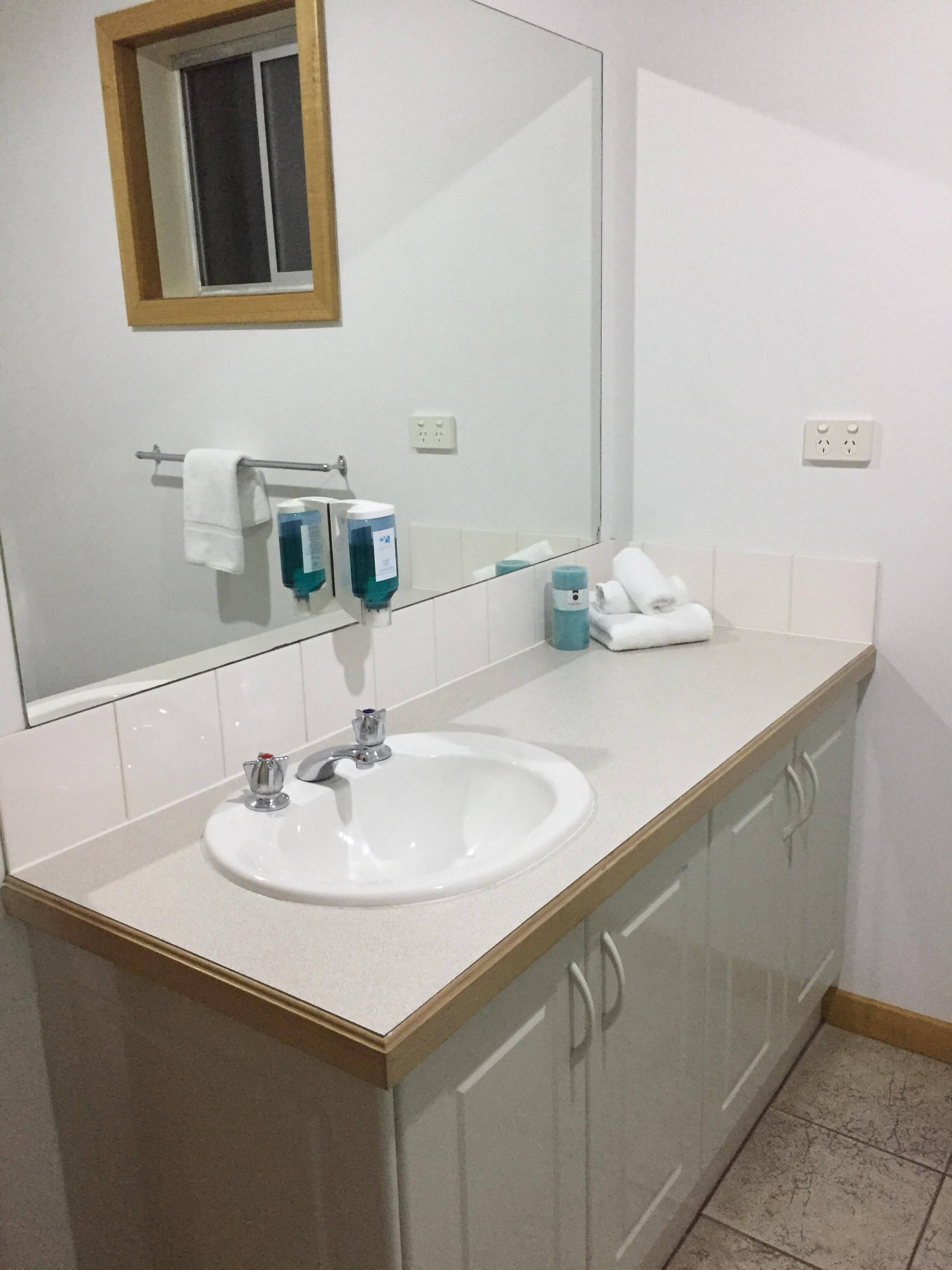 Heated outdoor pool . 25min from Bicheno and St Helens  . — image 11