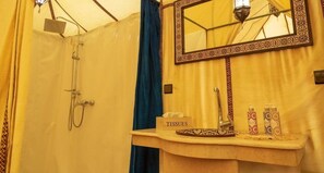 Classic-Zelt (Triple) | Badezimmer | Dusche, Regendusche, Bidet, Handtücher