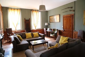 Fernseher, Kamin, DVD-Player, Bücher