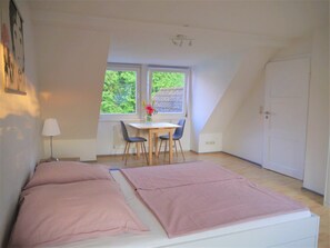 3 slaapkamers, een bureau, een strijkplank/strijkijzer, reisbedje