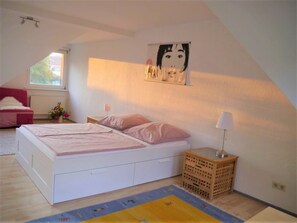 3 Schlafzimmer, Schreibtisch, Bügeleisen/Bügelbrett, Reisekinderbett