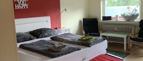 1 habitación, tabla de planchar con plancha y cuna de viaje