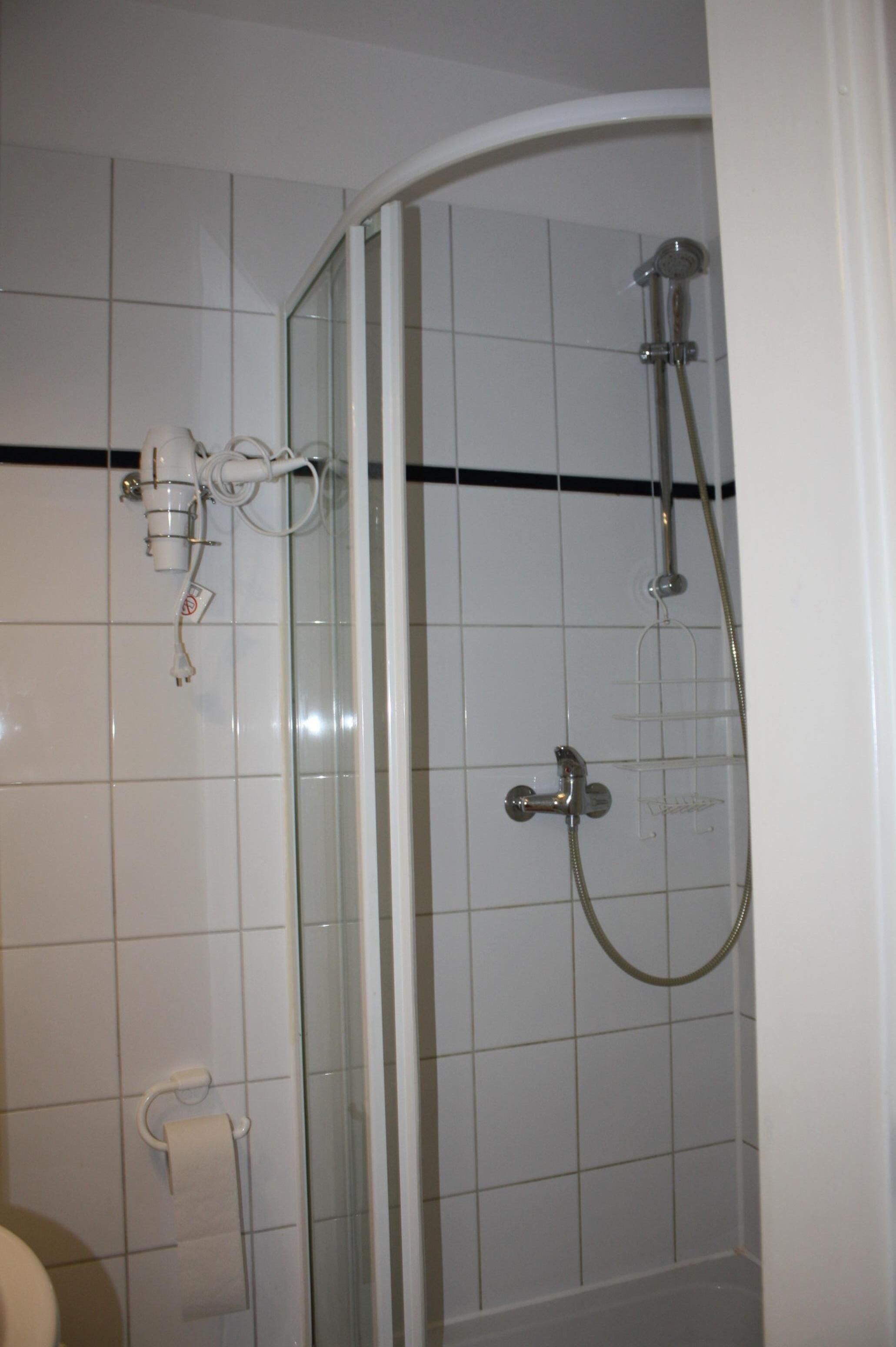 Dutxa, assecador de cabells, tovalloles i sabó 