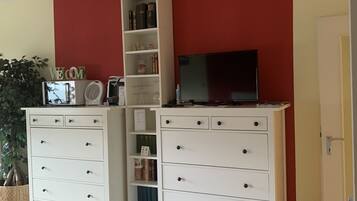 1 dormitori, planxa i posts de planxar i un bressol de viatge