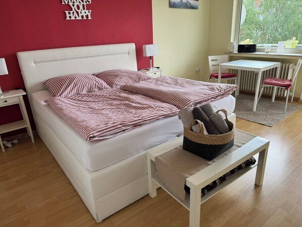 1 habitación, tabla de planchar con plancha y cuna de viaje