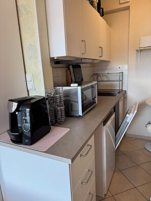 Refrigerador, microondas, parrilla de estufa y cafetera y tetera