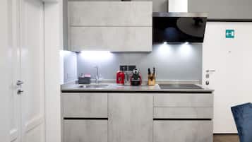 Frigorifero, microonde, piano cottura, macchina per tè/caffè