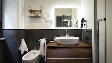 Doccia, asciugacapelli, bidet, asciugamani