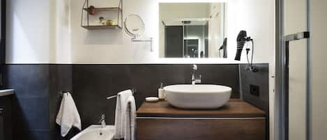 Dusche, Haartrockner, Bidet, Handtücher