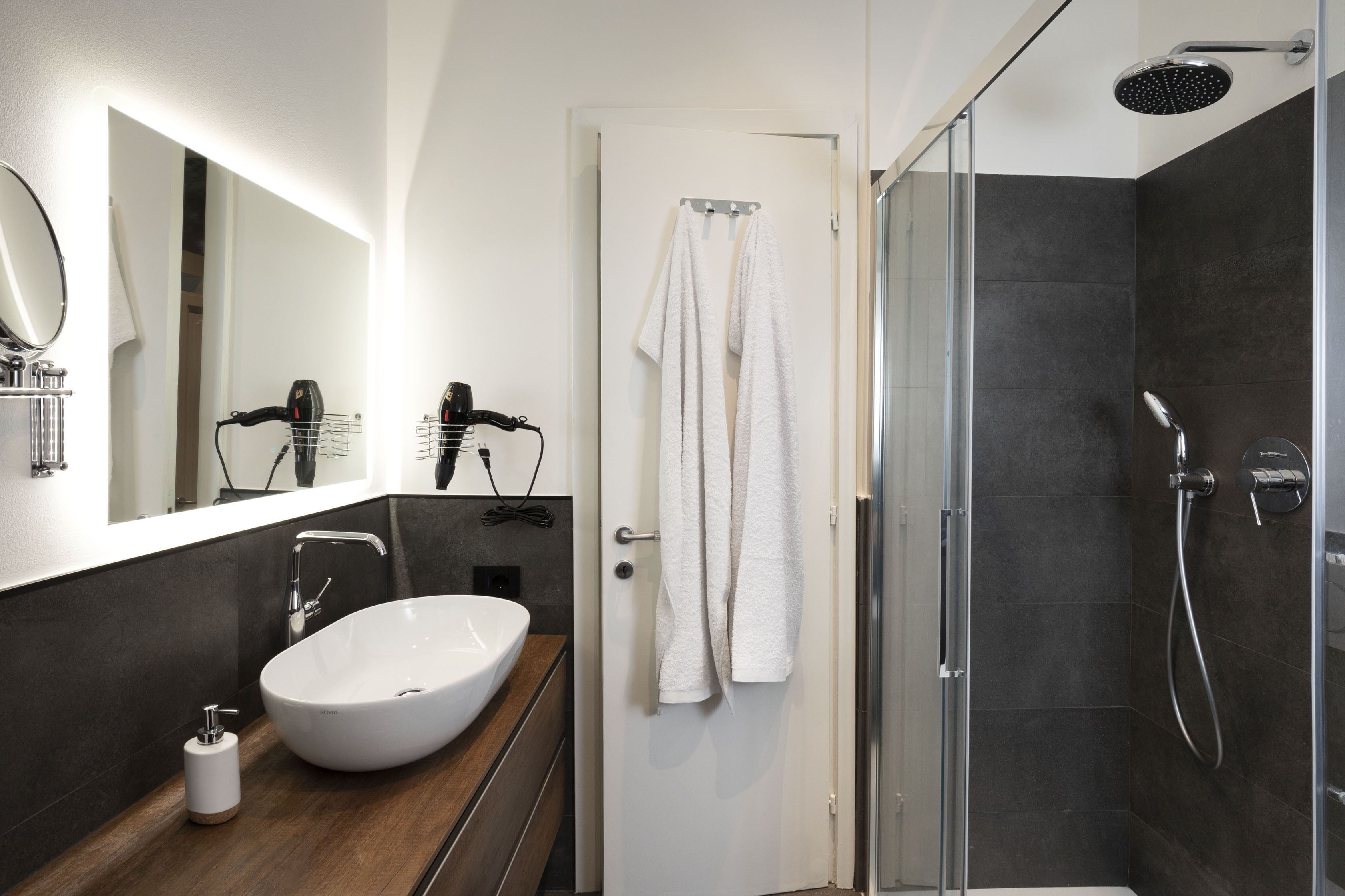 Doccia, asciugacapelli, bidet, asciugamani