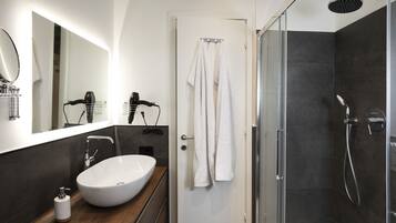 Doccia, asciugacapelli, bidet, asciugamani