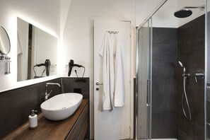 Bruser, hårtørrer, bidet, håndklæder