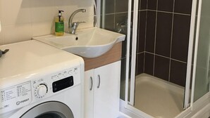 Panoramic Penthouse, 1 Queen Bed, Smoking, Sea View | Bathroom shower - Penthouse Rize (Rize)