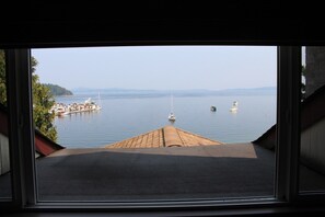 Interior - Ocean-Front/Ocean Access lovely spacious bedroom with kitchenette & lounge area (Mill Bay)