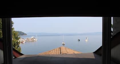 Ocean-Front/Ocean Access lovely spacious bedroom with kitchenette & lounge area
