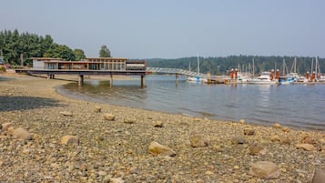 Beach nearby, sun-loungers, beach towels
