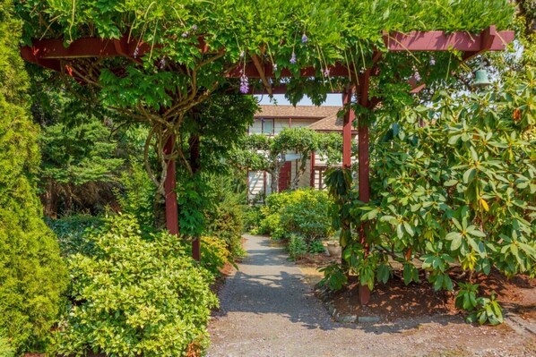 Property grounds - Ocean-Front/Ocean Access lovely spacious bedroom with kitchenette & lounge area (Mill Bay)