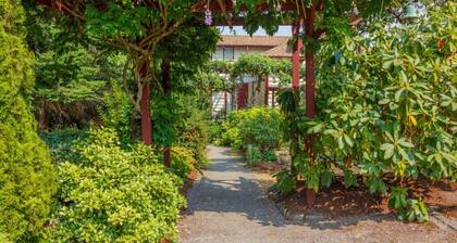 Ocean-Front/Ocean Access lovely spacious bedroom with kitchenette & lounge area