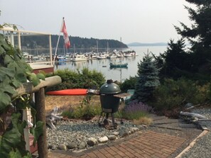 Property grounds - Ocean-Front/Ocean Access lovely spacious bedroom with kitchenette & lounge area (Mill Bay)