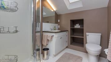 Artículos de higiene personal ecológicos, secador de pelo y toallas